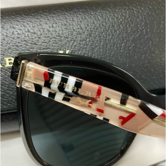 Burberry sunglasses - Picture 3 of 5